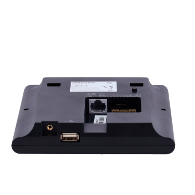 Dispositivo eletrónico preto com portas USB, áudio e rede