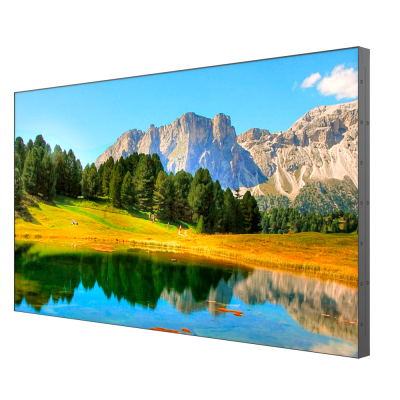 Painel publicitário digital mostrando paisagem natural com montanhas, árvores e lago