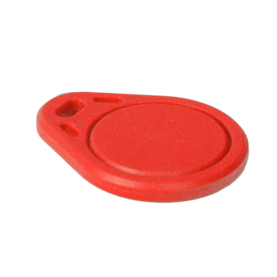 Chaveiro vermelho redondo de plástico com orifício e abertura em forma de coração