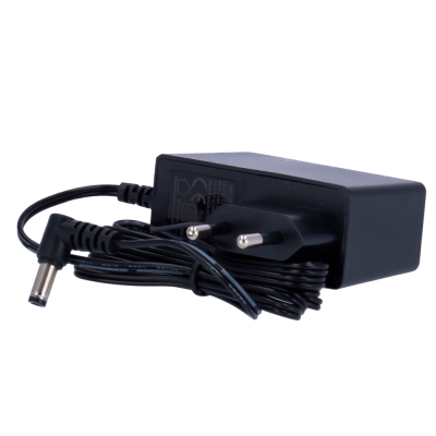 Carregador adaptador preto com fio enrolado e ficha de tomada de dois pinos redondos