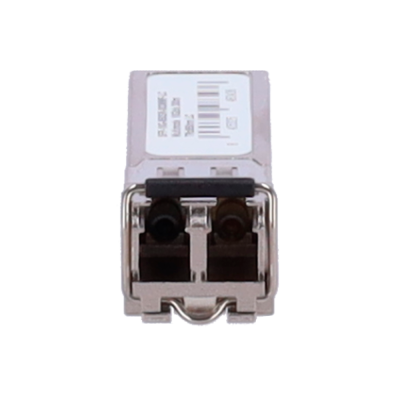 Módulo de conector de rede metálico com duas portas e etiqueta branca.