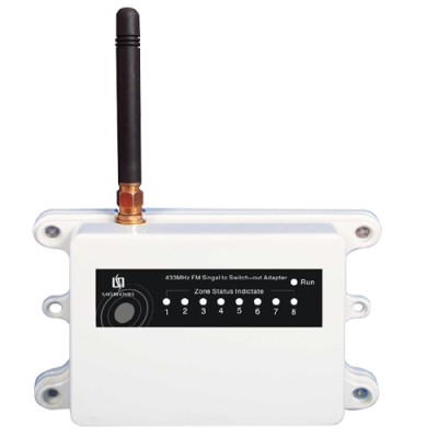 Adaptador branco com antena preta e painel com texto em fundo preto