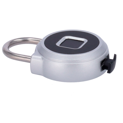 Cadeado metálico prateado com leitor biométrico quadrado preto