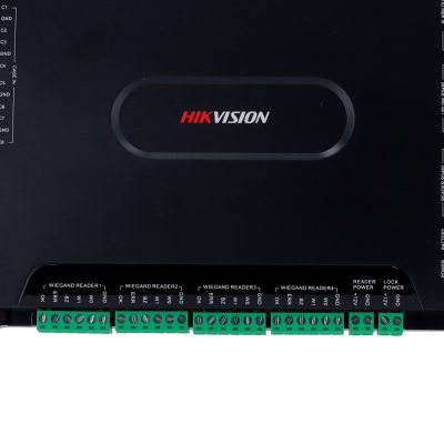 Dispositivo eletrônico preto HIKVISION com conectores verdes e texto explicativo em branco.