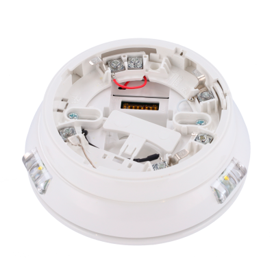 Suporte branco para detector de fumo com fios e parafusos visíveis