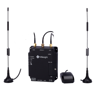 Dispositivo eletrônico Milesight UR32 preto com duas antenas e adaptador de energia