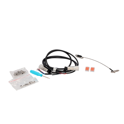 Conjunto de cabos, parafusos, chave de fenda e conectores sobre fundo branco