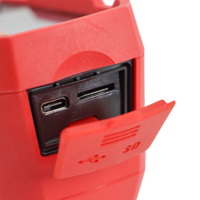 Dispositivo vermelho com portas USB-C e SD