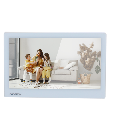 Monitor Hikvision branco exibindo imagem de sala com sofá cinza, três pessoas sentadas, tapete e planta seca