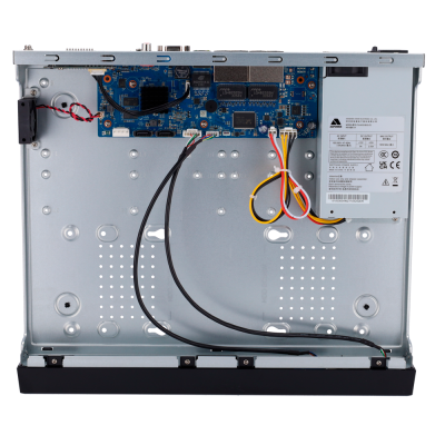 Interior de caixa metálica com placa eletrónica azul e fonte de alimentação