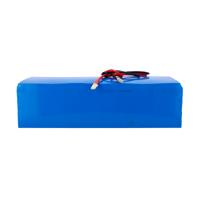 Bateria retangular azul com fios vermelho e preto no topo