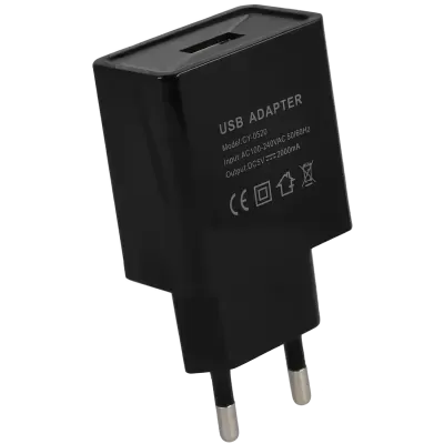 Carregador USB preto com texto e ficha de tomada europeia