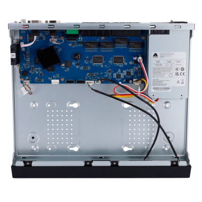 Visão interna de equipamento eletrónico com placa azul, chips, cabos e etiqueta técnica.