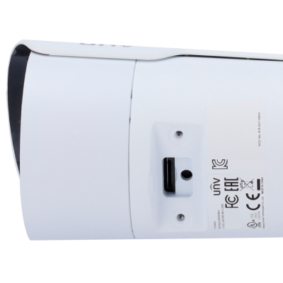 Câmara de vigilância branca com porta USB e etiqueta com certificações.