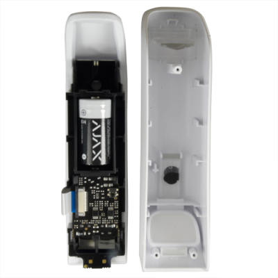 Comando remoto aberto com pilha AA, circuitos eletrônicos visíveis e tampa removida