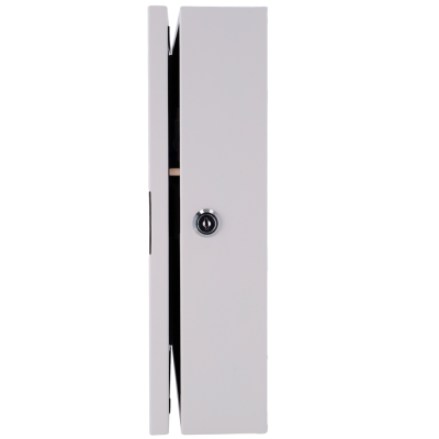 Armário metálico branco com porta entreaberta e fechadura.