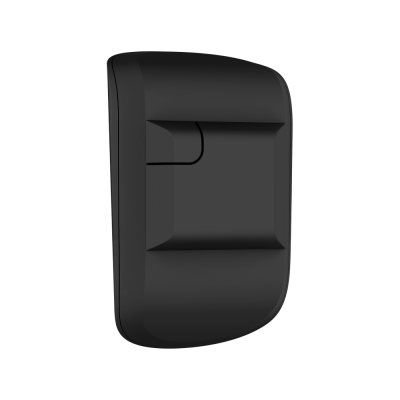 Carregador portátil preto compacto sobre fundo branco