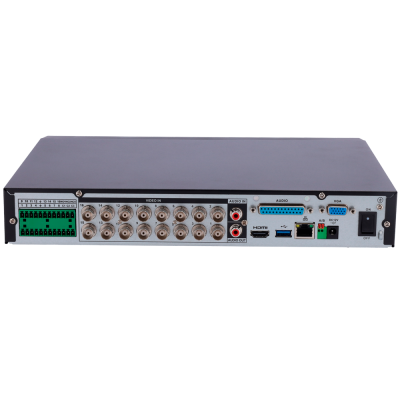 Receptor ou gravador digital preto com várias conexões de vídeo, áudio e rede, sobre fundo branco.