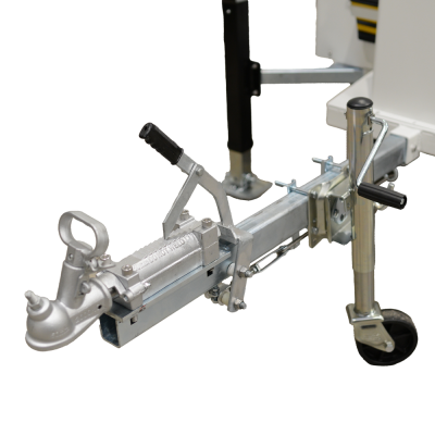 Reboque metálico prateado com alavanca e roda em pavimento de armazém