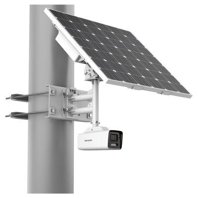 Câmara de segurança branca com painel solar preto montada em poste cinzento