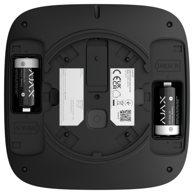 Parte de trás de dispositivo preto AJAX com pilhas CR123A e etiquetas