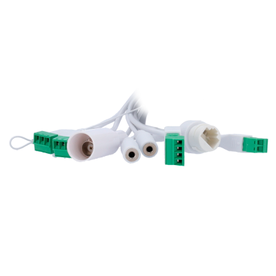 Cabos brancos com conectores verdes e brancos num fundo branco