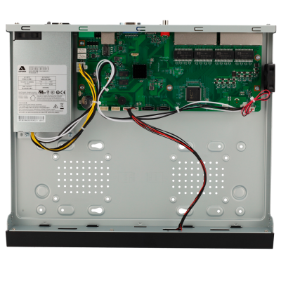 Interior de dispositivo eletrónico com placa de circuito, fios coloridos e fonte de alimentação