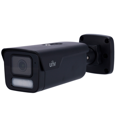 Câmara de videovigilância preta com suporte de montagem e lente protegida