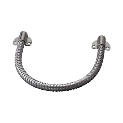 Puxador flexível em metal prateado com bases para fixação.
