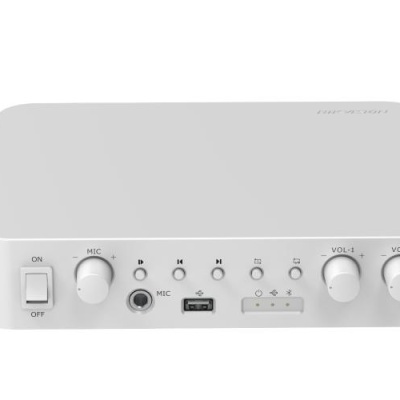 Amplificador de áudio branco com botões de volume e entrada para microfone