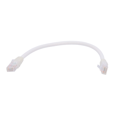 Cabo de rede Ethernet branco com conectores RJ45