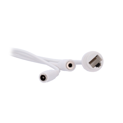 Cabo branco com conectores RJ45 e DC em fundo branco