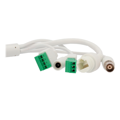 Cabos brancos com vários tipos de conectores, terminais verdes, ficha DC, conector RJ45 e coaxial