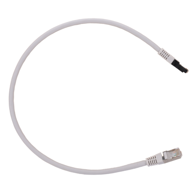 Cabo Ethernet branco com conectores RJ45 sobre fundo castanho