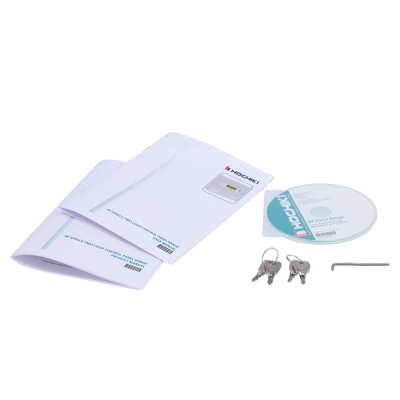 Manuais, CD, chaves e chave Allen sobre fundo branco