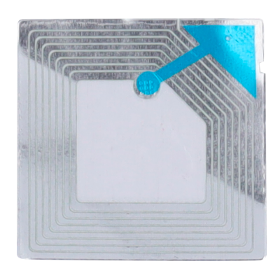 Etiqueta eletrónica quadrada transparente com antena em espiral prateada e seta azul