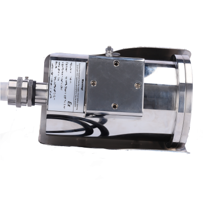 Peça metálica industrial cromada com etiqueta de aviso