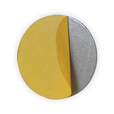 Disco circular amarelo e prateado, metade com superfície descolada