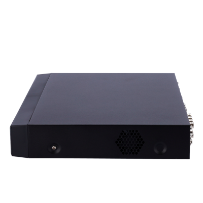 Aparelho eletrônico preto retangular com grelha hexagonal e botão circular