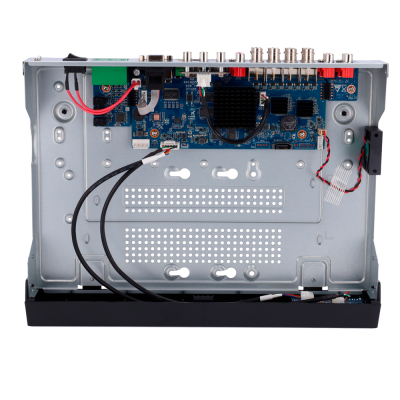 Dispositivo eletrônico aberto com placa e cabos internos