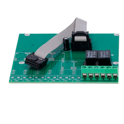 Placa eletrónica verde com conectores e cabo plano cinzento