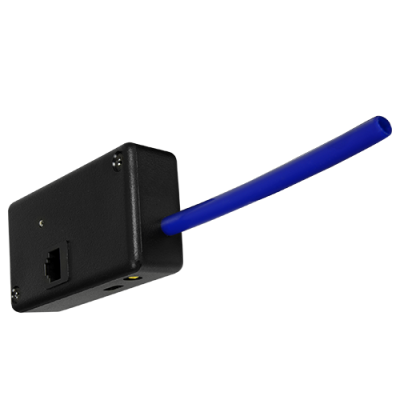 Dispositivo electrónico preto con conector RJ11 e cabo azul