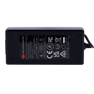 adaptador de corrente elétrica preto com etiqueta técnica e certificações