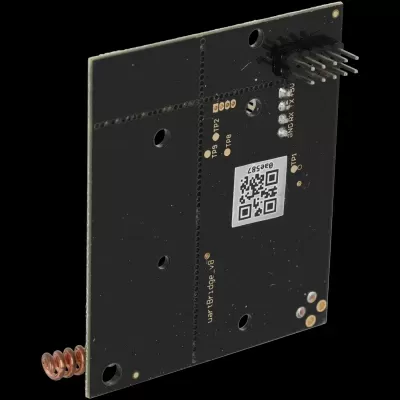 Placa eletrónica preta com conectores metálicos, texto e código QR.