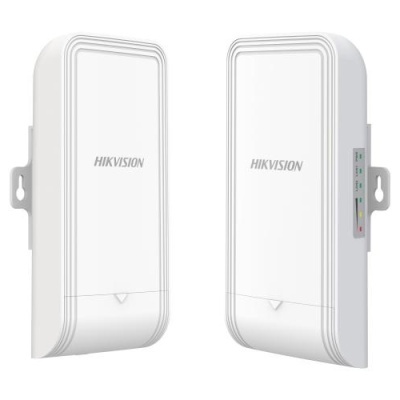 Dois dispositivos eletrónicos brancos HIKVISION com suportes laterais e indicadores luminosos
