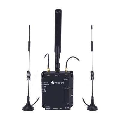 Dispositivo de rede preto Milesight UR32 com três antenas conectadas e indicadores frontais.