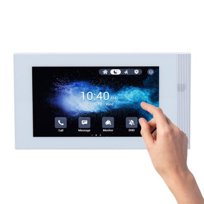 Painel digital branco com ecrã táctil e mão a tocar na tela