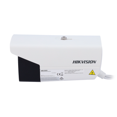 Câmara térmica 4G Hikvision branca e preta com etiquetas e cabo em fundo branco
