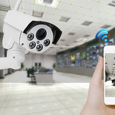 Câmara de segurança branca com smartphone a mostrar imagem do interior