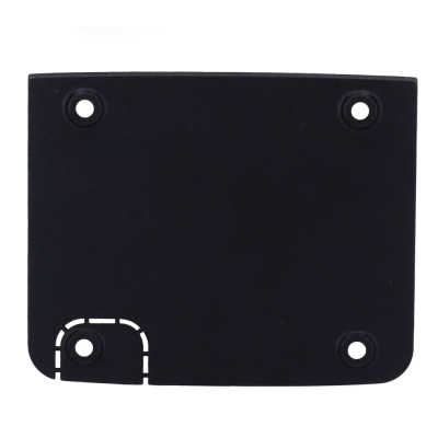 Peça preta retangular com furos em fundo branco